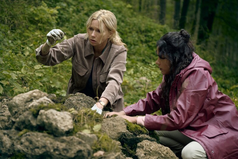 Eilig tragen Birgit Reincke (Veronica Ferres, l.) und Marie Sonnleitner (Salka Weber) Stein um Stein ab und finden Jennifers Leiche mit dem Herzanhänger. – Bild: RTL Intercompany /​ RTL /​ Walter Wehner