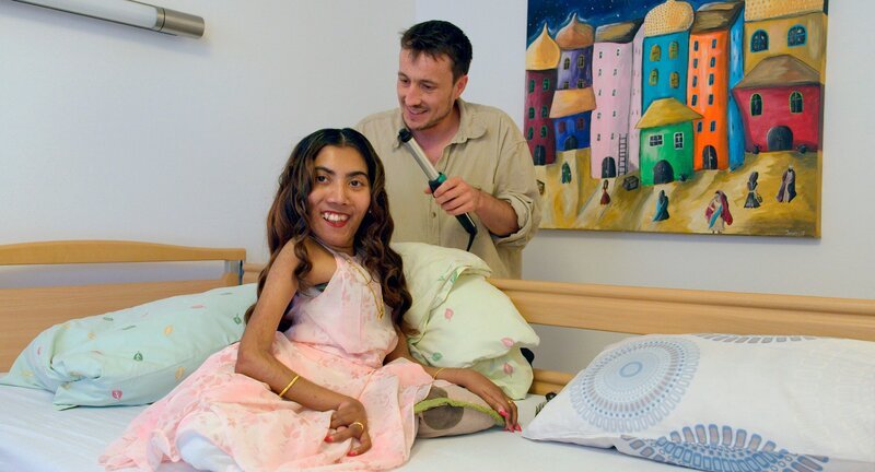 Im Kinder- Jugendhospiz spricht Ayeshi (vorne) mit Y-Kollektiv Reporter Lukas Wiehler (hinten) über ihr Leben mit einer lebensverkürzenden Erkankung und die Pflege im Hospiz. – Bild: HR/Felix Weymann Im Kinder- Jugendhospiz spricht Ayeshi (vorne) mit Y-Kollektiv Reporter Lukas Wiehler (hinten) über ihr Leben mit einer lebensverkürzenden Erkankung und die Pflege im Hospiz. – Bild: HR/Felix Weymann