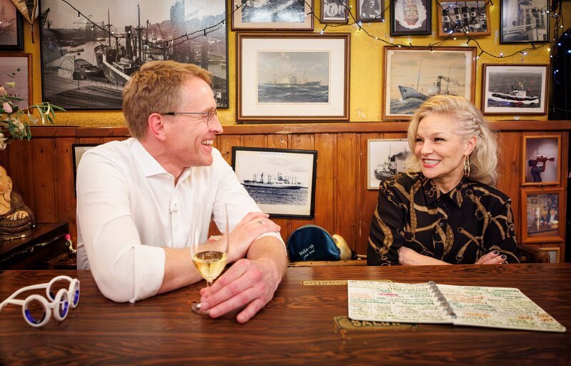 Ina Müller und Daniel Günther (CDU, Ministerpräsident des Landes Schleswig-Holstein). – Bild: NDR/​Morris Mac Matzen