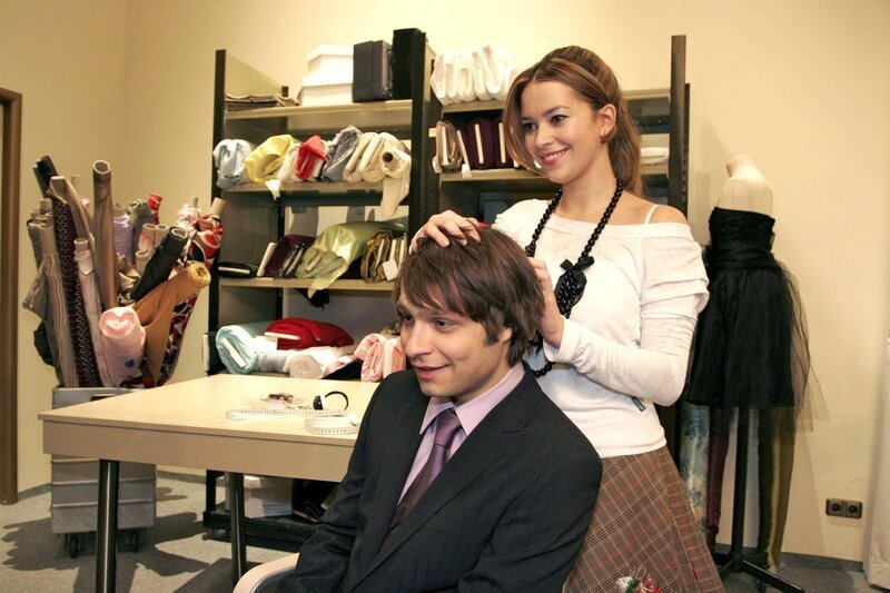 Hannah (Laura Osswald, r.) nimmt Brunos (Tim Sander, l.) Umstyleaktion in Angriff. – Bild: SAT.1 /​ Noreen Flynn