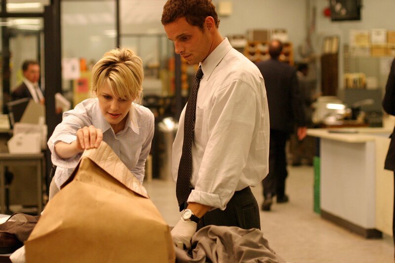 Der Inhalt des Päckchens scheint Det. Lilly Rush (Kathryn Morris, l.) und Chris Lassing (Justin Chambers, r.) nicht gerade zu erfreuen&nbsp;… – Bild: Warner Bros. Television