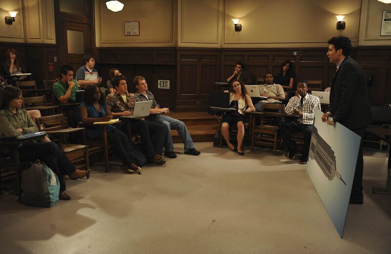 Als Ted (Josh Radnor, r.) zum ersten Mal vor etwa 300 Studenten spricht, lässt er bis zum Ende der Vorlesung keine Wortmeldungen zu. Ein Fehler, denn er ist im falschen Hörsaal&nbsp;… – Bild: © 20th Century Fox International Television