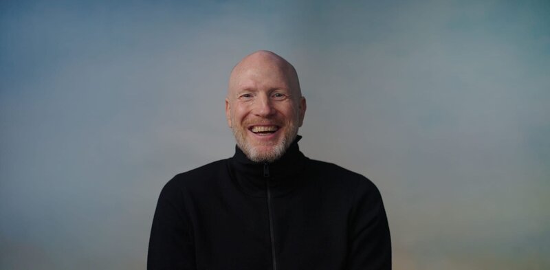 Matthias Sammer will sich mit der DDR für die WM 1990 qualifizieren. Wenige Tage vor dem entscheidenden Spiel fällt die Mauer – und stürzt die Spieler in eine unsichere Zukunft. – Bild: ZDF