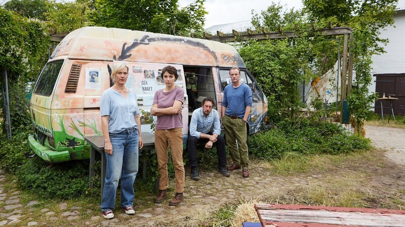 Die vier Freunde Inga Volkmann (Anna Schudt), Sophie Buchholz (Julia Koschitz), Bodo Herzog (Hans Löw) und Thies Buchholz (Mark Waschke) müssen bei der Suche nach dem zwölfjährigen Aaron ihre Idee des gemeinsamen Lebens in einer Hofgemeinschaft in Frage stellen. – Bild: ZDF