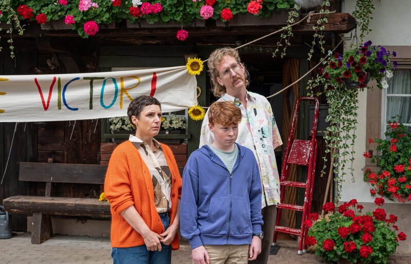 v.li.: Josefine Grieshaber (Sanne Schnapp), Tadeo (Kajetan Filip Simon), Valentin (Uke Bosse) – Bild: SWR/​Maria Wiesler
