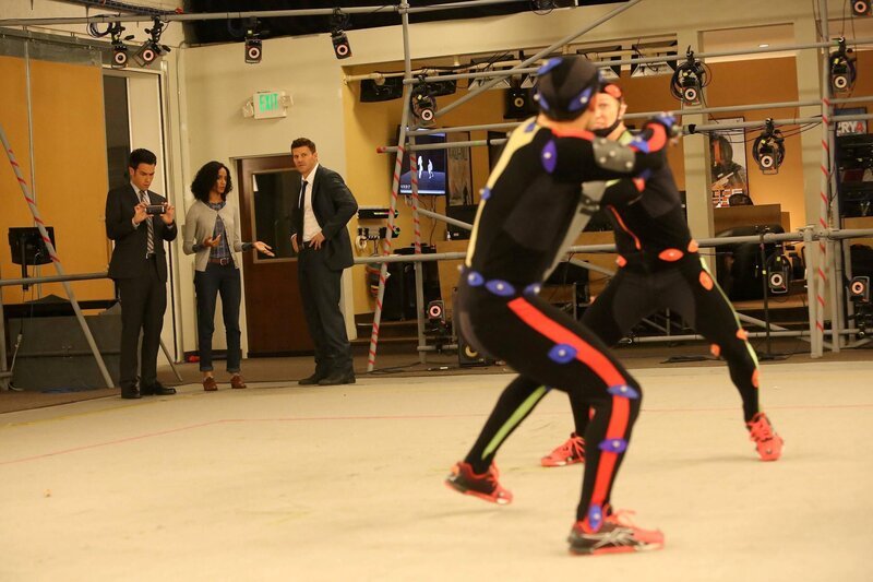 BONES: Booth (David Boreanaz, R) und Special Agent James Aubrey (Gaststar John Boyd, L) befragen Anne Schamberge (Gaststar Alexandra Metz, C) während ihrer Ermittlungen zum Mord an einem Spieledesigner in der Folge „The Geek In The Guck“ von BONES. – Bild: Fox /​ Fox and its related entities. All rights reserved.; Patrick McElhenney/​FOX