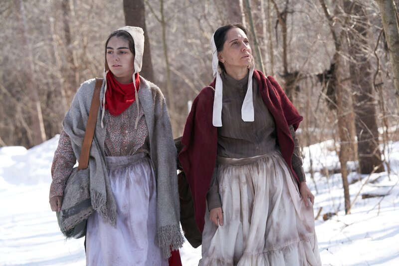NACHSTELLUNG – Manuela Garcia und ihre Tochter Petra durchqueren einen spanischen Wald. – Bild: Ian Watson /​ Cineflix/​Ian Watson /​ Cineflix