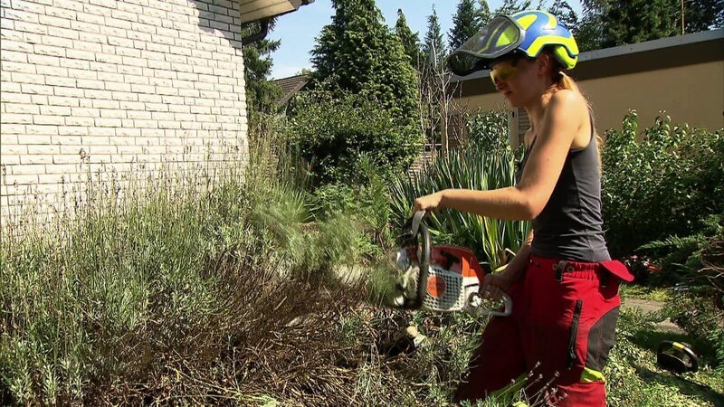 Sandra geht mit einer Motorsäge gegen die Sträucher im Garten vor – Bild: RTL II