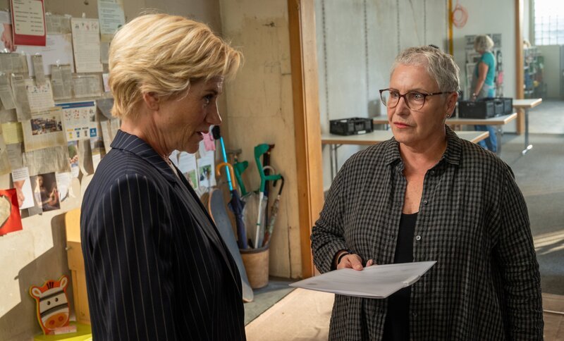 Beim gemeinnützigen Verein „Herzenstisch“ wird der Vereinsleiter getötet aufgefunden. Die Erste Kriminalhauptkommissarin Martina Seiffert (Astrid M. Fünderich, l.) deckt bei den Ermittlungen eine fragwürdige Beziehung zwischen dem Opfer und dessen 2. Vorständin, Angelika Mielke (Katerina Jacob, r.) auf. Sie schwärmt von ihm, wurde aber vor einigen Tagen entlassen. – Bild: ZDF und MARKUS FENCHEL