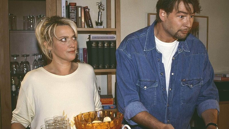 Rita (Gaby Köster) serviert das Abendessen für die reichen Eltern von Markus Freund. Horst (Frank Vockroth) merkt, dass seine Rita sich nicht gerade viel Mühe geben will … – Bild: MG RTL D /​ Martin Lässig