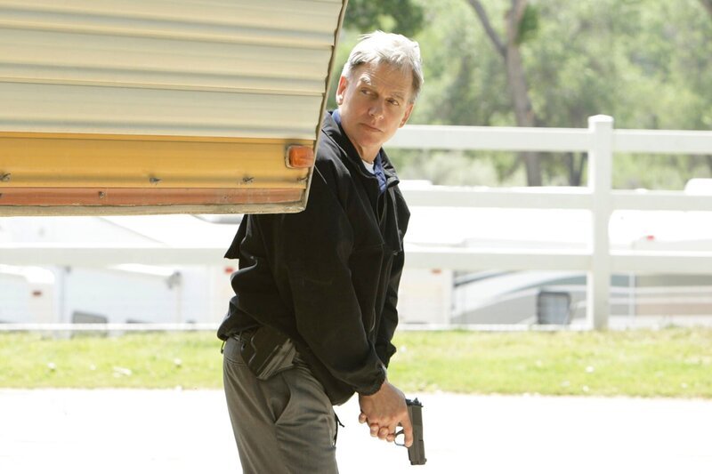 Jimmy wird von einem Unbekannten gejagt, der nur ein Ziel hat – ihn zu töten. Gibbs (Mark Harmon) und das restliche Team geben ihr Bestes, um Jimmy zu schützen&nbsp;… – Bild: 13TH STREET /​ CBS Broadcasting Inc.