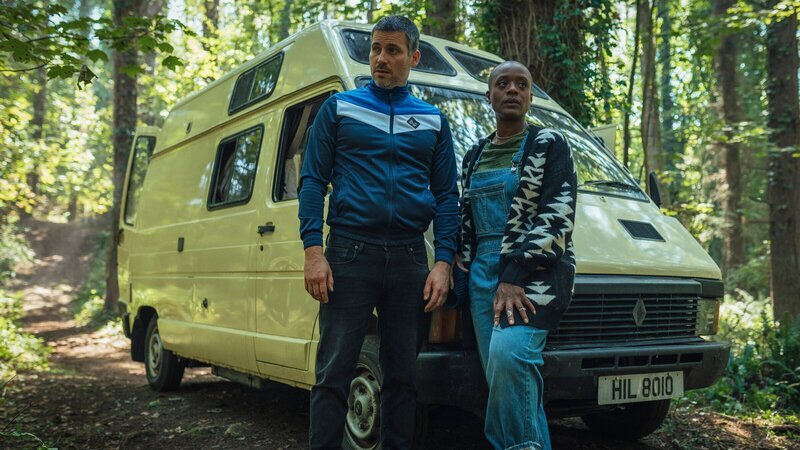 Michael (Robert James-Collier) und Karen (T’Nia Miller) sind in den Wald geflüchtet. – Bild: ZDF