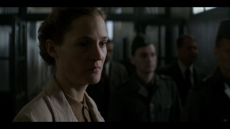 Simone Strasser (Vicky Krieps) – Bild: Sky Deutschland AG und Sky Deut /​ Bavaria Fiction GmbH – All Rights Reserved