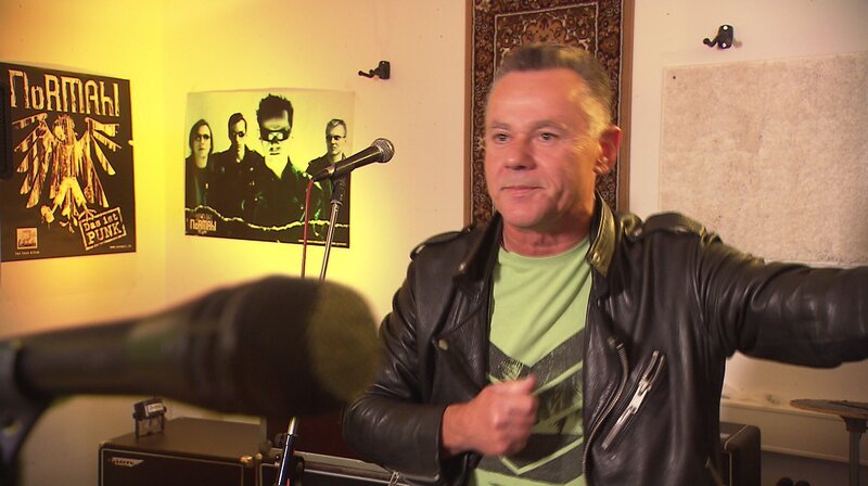 Lars Besa ist Frontmann von „Normahl“, der ältesten Punkband Deutschlands. Er hat die Band 1978 in Leutenbach in der Nähe von Stuttgart gegründet. – Bild: SWR /​ SWR Presse/​Bildkommunikation