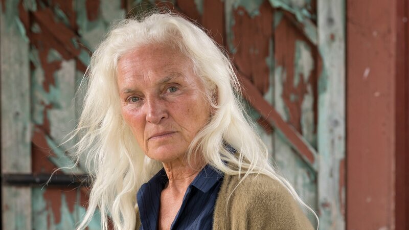 Niamh Cassidy (Olwen Fouéré) hegt seit Jahrzehnten ein Familiengeheimnis, das ihrer Meinung nach auf keinen Fall ans Licht kommen darf. Doch ihr Widersacher Frank McDonnell verlangt die Herausgabe. – Bild: ZDF