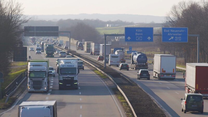 2013 kann der Autobahnschütze endlich gefasst werden. Nach Differenzen mit dem Datenschutz kamen dabei Kennzeichenlesegeräte zum Einsatz – wie hier bei der Autobahnausfahrt Bad Neuenahr. – Bild: ZDF und Heinz Albert Staubitz