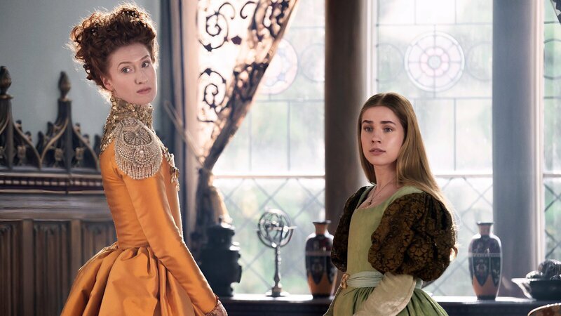 Queen Elizabeth I. (Rebecca Scott, l.) und Grace (Evie Coles, r.) erwarten Neuigkeiten zum Schlossgespenst. Beide können an den Spuk nicht so recht glauben. – Bild: ZDF
