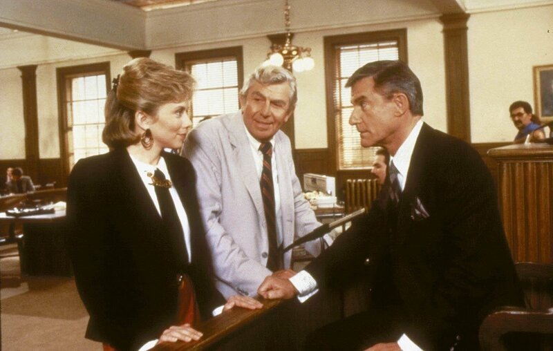 Kochbuchautor Christopher Hoyt (Roddy McDowall, re.) wird von Charlene (Linda Purl) und Matlock (Andy Griffith, Mi.) befragt. – Bild: PR7; ProSieben Media AG