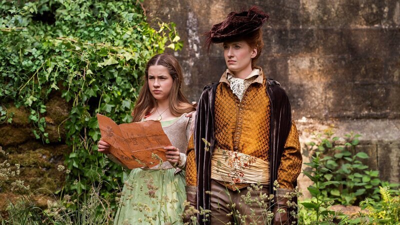 Königin Elizabeth I. (Rebecca Scott, r.) macht sich in Verkleidung mit Grace (Evie Coles, l.) auf den Weg zu einer Wahrsagerin. – Bild: ZDF