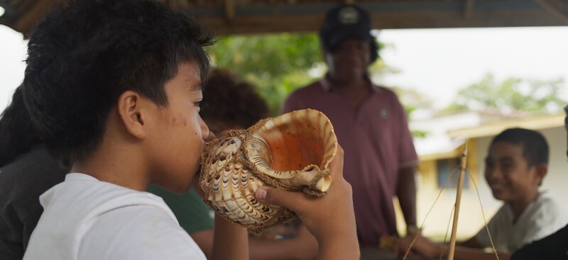Akilino Albis möchte sein jahrhundertealtes Wissen um das Meer und die Navigation an die nächste Generation auf Palau weitergeben. – Bild: ZDF und Jurek Wieben