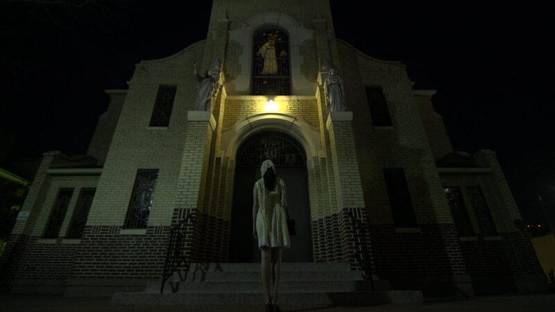 Recre – Irene standing outside of church. – Bild: Discovery Networks