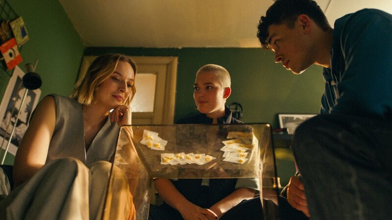 Amy (Lauren de Bie, l.), Lucas (Nathan Bouts) und Niko (Ferre Van den Broeck) – Bild: RTL /​ Sputnik Media