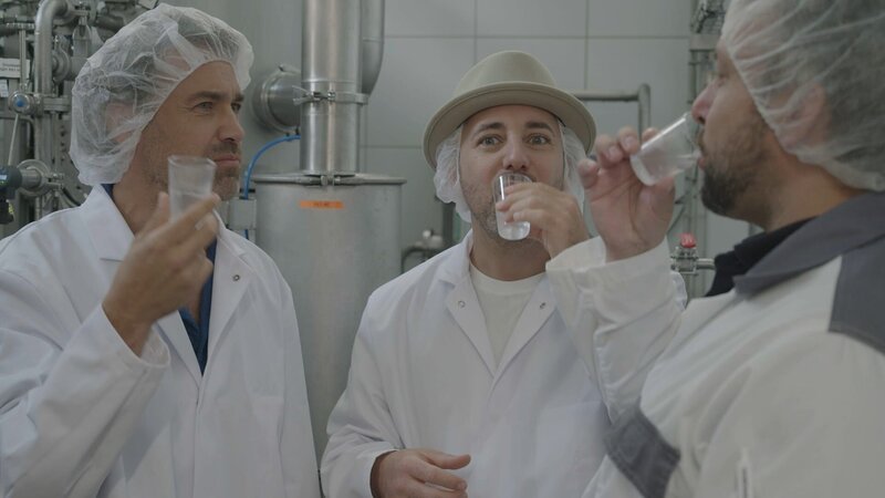 Karl Löwenherz (l.) und Pascal Kitzmüller (m.) beim Wassertrinken – Bild: ServusTV /​ Bilderfest