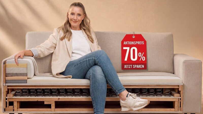 Pia Osterhaus nimmt in „Die Tricks der Möbelhändler“ Preise, Rabatte und Qualität unter die Lupe. – Bild: ZDF
