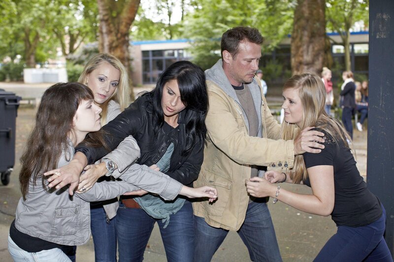Team 2: Yazmeen Baker (Selma Jung, Mi.), Susanne Kaspary (Susanne Korte, 2.v.li.) und Sören Kruse (Sören Petersen) – Bild: RTL