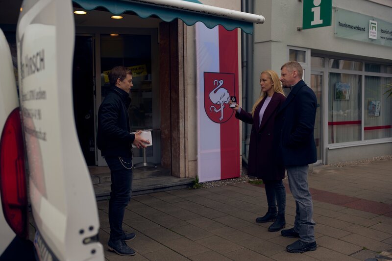 Gruppeninspektorin Penny Lanz (Lilian Klebow, M.) und Major Max Herzog (Martin Gruber, r.) wollen mit Niki Forjan (Harry Lampl, l.) über seine Nachricht sprechen, die er Dominik Haller hinterlassen hat. – Bild: Markus Kloiber /​ ZDF