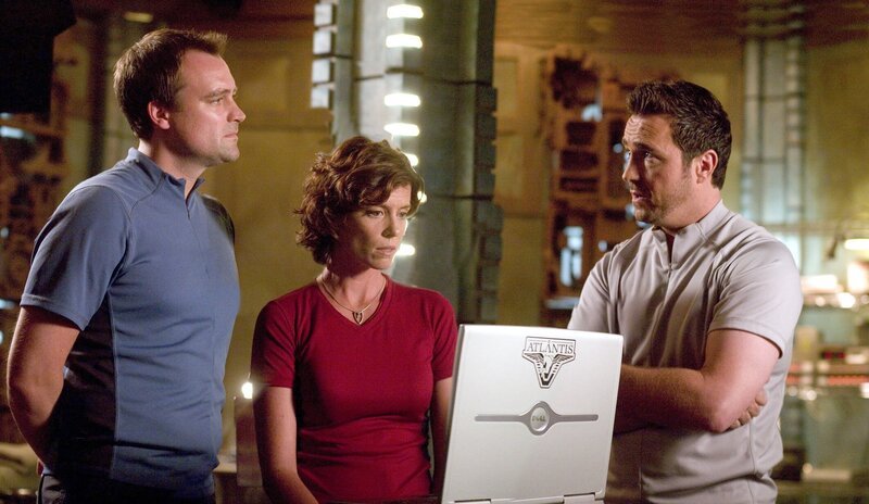 Dr. Carson Beckett (Paul McGillion,l.), Dr. Elizabeth Weir (Torri Higginson,m.) und Major John Sheppard (Joe Flanigan) untersuchen aus einem alten Antiker-Labor zerbrochene Gegenstände mit ausgelaufenen Flüssigkeiten. Waren in den Gefäßen winzige Killer-Roboter? – Bild: MGM