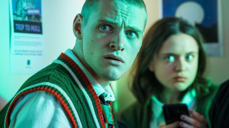 Steff (Lewis Gribben) und Finn (Viola Prettejohn) kehren in die Schule zurück. – Bild: ZDF
