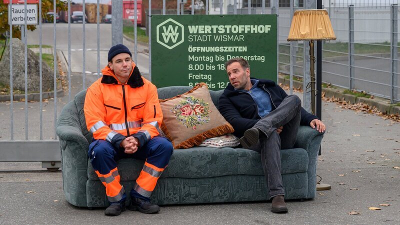 Für Kriminalhauptkommissar Lars Pöhlmann (Dominic Boeer, r.) steht auch ein Kollege des Opfers unter Tatverdacht. Wertstoffhof-Mitarbeiter Thore Stuck (Timo Weisschnur, l.) war mit Kollegin Natalia liiert. Dennis Waletzki hatte sie ihm ausgespannt. Eine handfeste Prügelei zwischen den beiden Männern sorgte für schlechte Stimmung im Team. Ist der Streit um Natalia erneut eskaliert? – Bild: ZDF