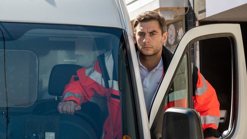 Wenn der Hass im Internet real wird: Als bei einem Notfalleinsatz in einem Wohngebiet der Rettungswagen von einem Anwohner zugeparkt wird, filmt der Sanitäter Dennis Köhnle (Thomas Halle) den Vorfall und veröffentlicht das Handyvideo im Internet. Ein wütender Mob formiert sich, bis die ganze Sache plötzlich eskaliert: Der angefeindete Anwohner wird erschlagen in seiner Gartenlaube aufgefunden. – Bild: ZDF