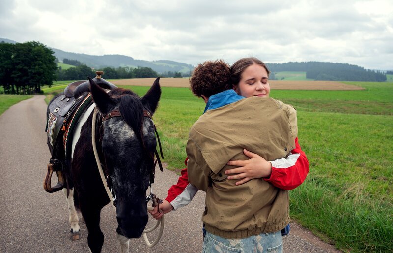 Müssen Robin (Levi Busch) und Lucy (Paulina Schnurrer) sich voneinander verabschieden? – Bild: SWR/​Maria Wiesler