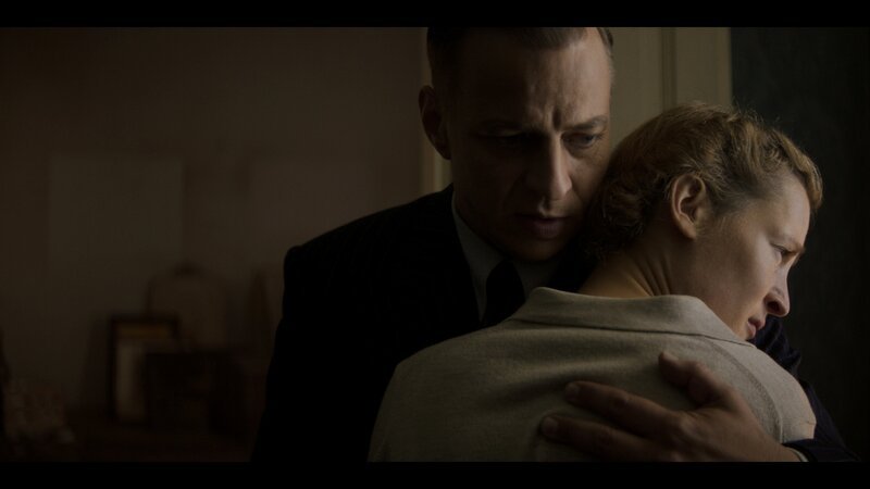 L-R: Hagen Forster (Tom Wlaschiha) and Simone Strasser (Vicky Krieps) – Bild: Sky Deutschland AG und Sky Deut /​ Bavaria Fiction GmbH
