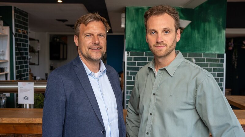 Psychologe Leon Windscheid (r.) im Gespräch mit dem Systemischen Therapeuten Prof. Björn Enno Hermans (l.) darüber, wann ein Kontaktabbruch der richtige Schritt ist. – Bild: ZDF