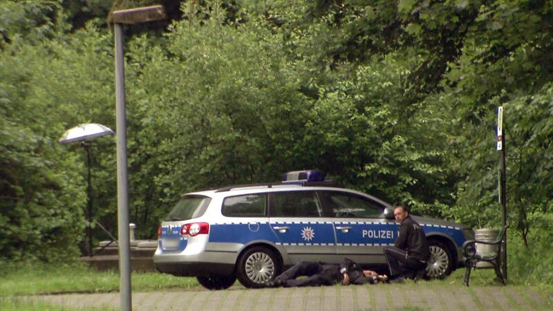 Ein Heckenschütze hat aus dem Hinterhalt eine Polizeistreife angegriffen. Während das SEK den verwundeten Beamten aus der Schusslinie zieht, nimmt der Scharfschütze einen Radfahrer ins Visier. Die Zeit läuft für die SEK-Beamten. – Bild: RTL II