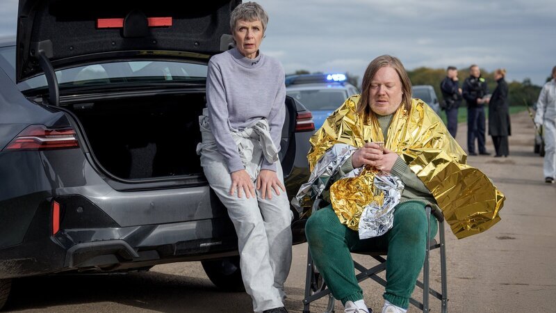 Lars Roths (Chrisoph Franken, r.) bester Freund wurde ermordet. Rossi (Anna Stieblich, l.) kennt Lars von der Arbeit und tröstet ihn. – Bild: ZDF