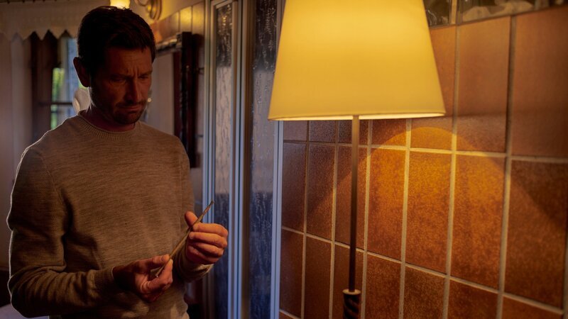 Bezirksinspektor Klaus Lechner (Andreas Kiendl) wundert sich, wieso auf dem Handtuch von Sofia dunkle Farbflecken sind, die auf seine Hände abgefärbt haben. Dabei entdeckt er im Hausflur ein paar Pinsel. – Bild: ZDF