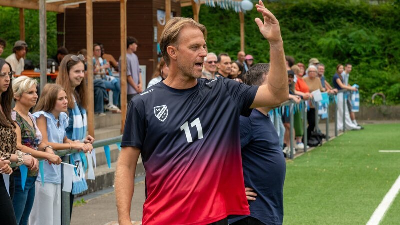 Nachdem in dem beschaulichen Örtchen Zechingen auf der Schwäbischen Alb ein Jubiläumsfußballspiel ausgetragen wurde, wird der ehemalige Profifußballer Chris Aigner (Timo Hildebrand) getötet in einem Weinerntezuber aufgefunden. Wer hatte Grund, den bekannten Sportler zu töten? – Bild: ZDF