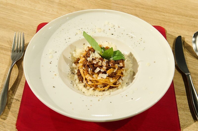 Tagesmotto „Kindheitserinnerungen“: Linguine mit Blitz-Bolognese von Tanja Kollischan – Bild: ZDF Tagesmotto „Kindheitserinnerungen“: Linguine mit Blitz-Bolognese von Tanja Kollischan – Bild: ZDF