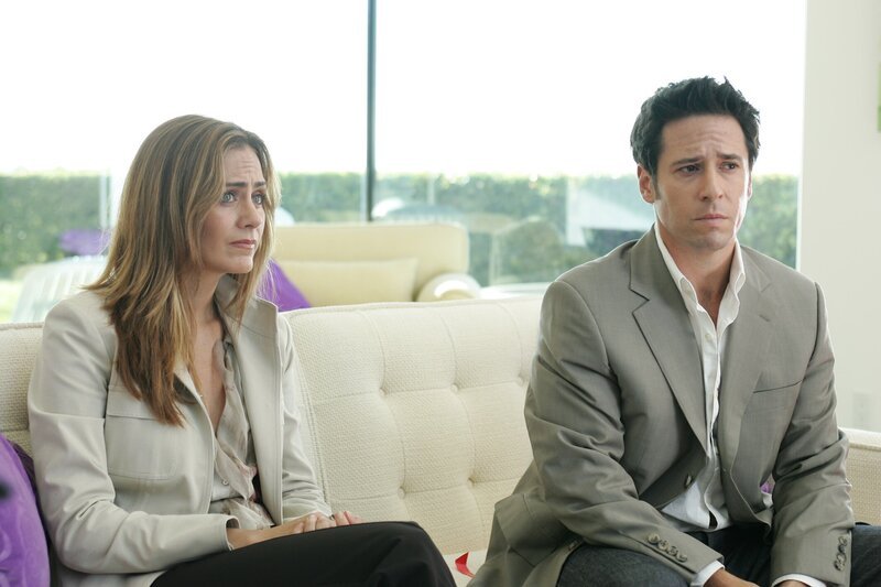 Der aktuelle Fall bereitet ihnen Kopfzerbrechen: Don Eppes (Rob Morrow, r.) und Megan Reeves (Diane Farr, l.)&nbsp;… – Bild: 13TH STREET, CBS BROADCASTING INC. ALL RIGHTS RESERVED /​ BILL INOSHITA