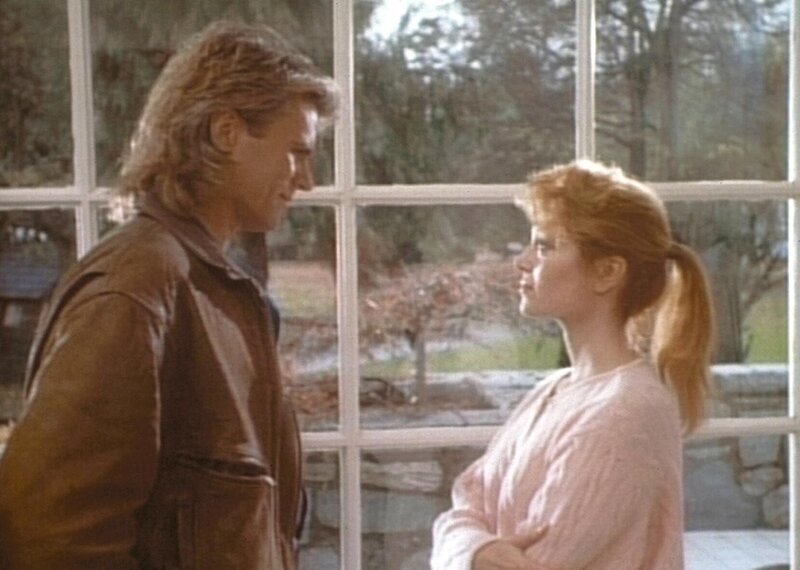 MacGyver (Richard Dean Anderson, l.) bittet seine alte Freundin Roxanne (Audrey Landers, r.), doch weiter an dem Video gegen Drogen mitzuarbeiten. – Bild: Paramount Pictures