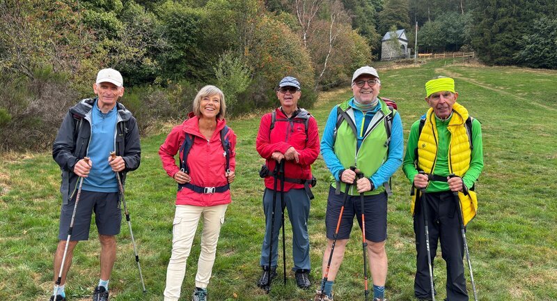 Annette Krause mit elsässischen Wandersburschen auf dem Weg zum Grand Ballon. – Bild: SWR/​Jo Müller