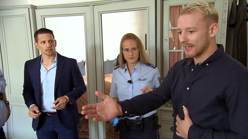 In eine Villa wurde eingebrochen. Nun stellt die Polizei fest: Der oder die Täterin muss unter den anwesenden Personen sein. – Bild: RTLZWEI