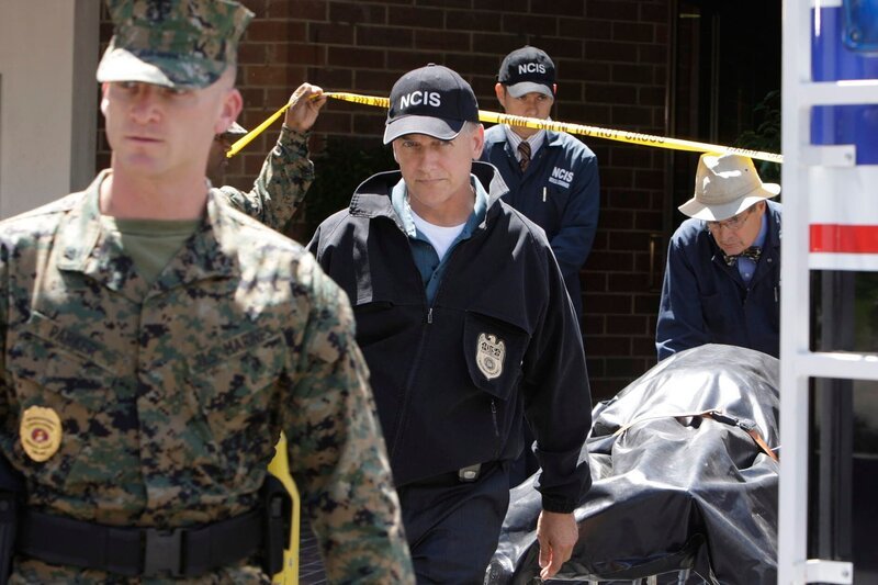 Ein Wachmann einer Bank auf dem Navy-Stützpunkt in Quantico wird bei einem Überfall erschossen. Gibbs (Mark Harmon, 2.v.l.), Ducky (David McCallum, r.) und die anderen Mitglieder des Teams ermitteln&nbsp;… – Bild: 13TH STREET /​ CBS Broadcasting Inc.