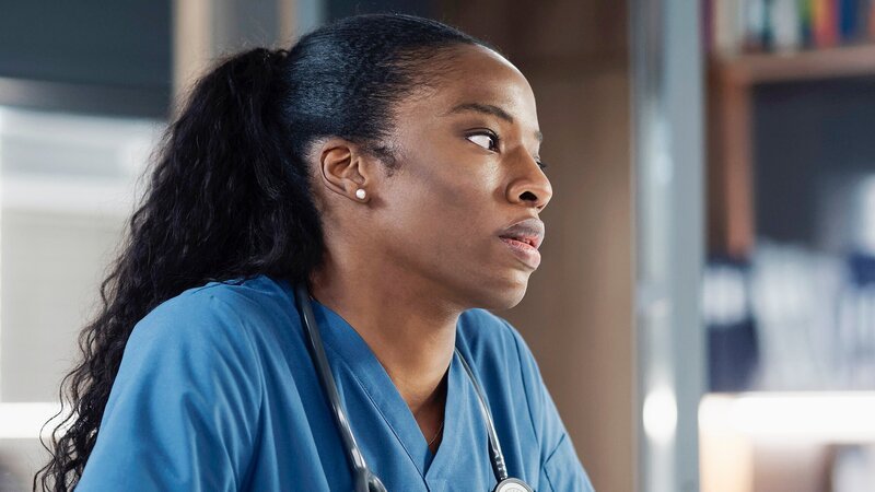 Transplant – Ein besonderer Notarzt, Staffel 2, Folge 2. Die Assistenzärztin verfolgt hohe Ziele: Ayisha Issa als June Curtis – Bild: SRF/​Sphere Media inc.