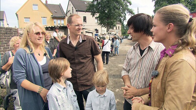 Justine (li.), Christian und die beiden Söhne können den Einzug in ihr neues Zuhase gar nicht mehr erwarten. Die Experten John Kosmalla (2.v.re.) und Eva Brenner (re.) freuen sich mit der Familie – Bild: RTL II