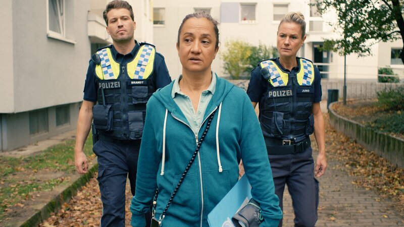 Susann Peters (Meriam Abbas, M.) schildert Nick (Raúl Richter, l.) und Franzi (Rhea Harder-Vennewald, r.) einen ganz anderen Unfallhergang als ihr Unfallgegner Willy Behnke. – Bild: ZDF